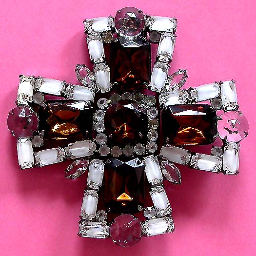 a beautiful vintage costume jewelry brooch unsigned