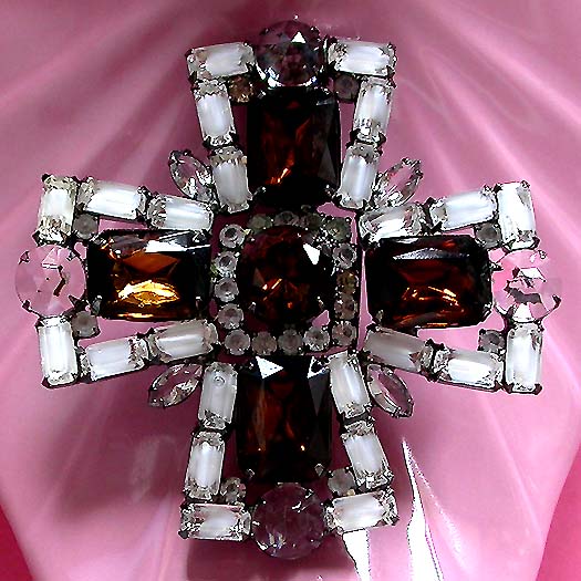 a beautiful vintage costume jewelry brooch unsigned