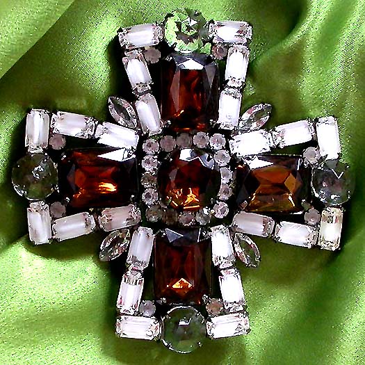 a beautiful vintage costume jewelry brooch unsigned