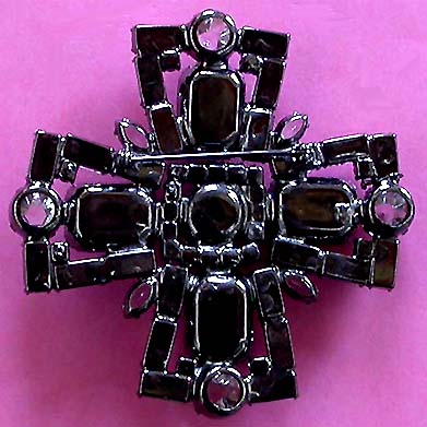 a beautiful vintage costume jewelry brooch unsigned