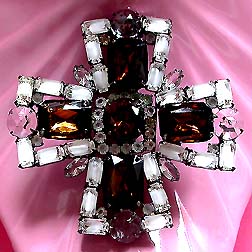 a beautiful vintage costume jewelry Brooch unsigned