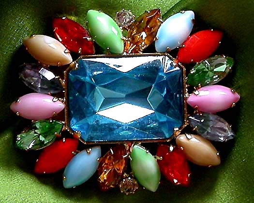 a beautiful vintage costume jewelry brooch unsigned