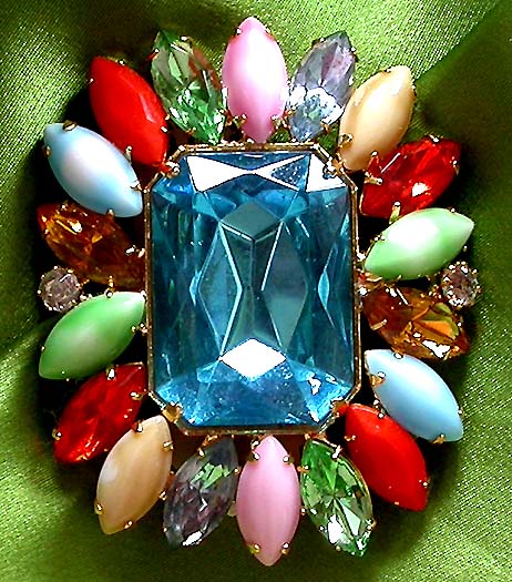 a beautiful vintage costume jewelry brooch unsigned