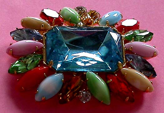 a beautiful vintage costume jewelry brooch unsigned