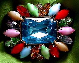 a beautiful vintage costume jewelry Brooch unsigned
