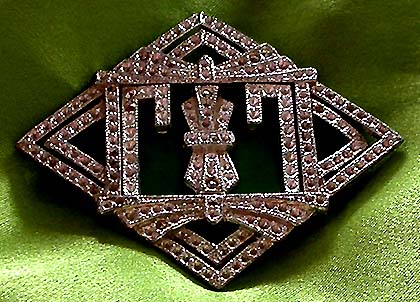 a beautiful vintage costume jewelry brooch unsigned