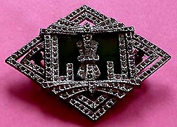 a beautiful vintage costume jewelry Brooch unsigned