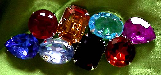 a beautiful vintage costume jewelry brooch unsigned