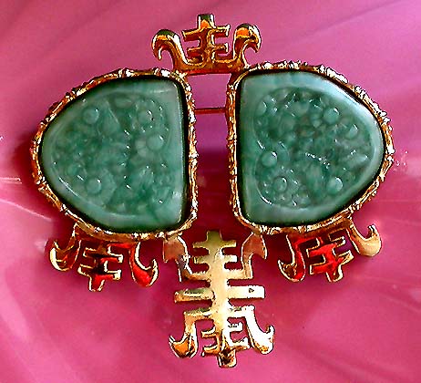 a beautiful vintage costume jewelry brooch unsigned