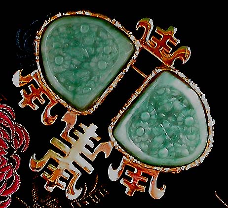 a beautiful vintage costume jewelry brooch unsigned