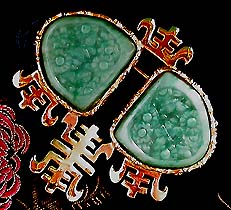 a beautiful vintage costume jewelry Brooch unsigned