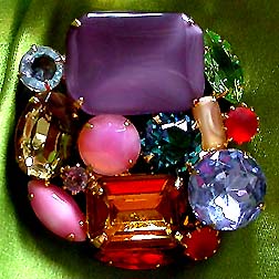 a beautiful vintage costume jewelry Brooch unsigned