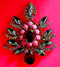 a beautiful vintage costume jewelry Brooch unsigned
