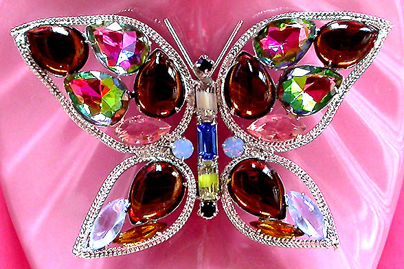 a beautiful vintage costume jewelry brooch unsigned