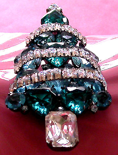 a beautiful vintage costume jewelry brooch unsigned