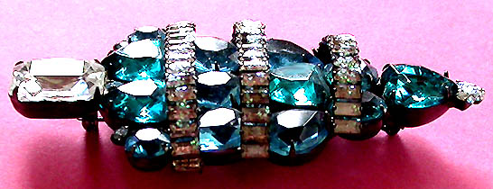 a beautiful vintage costume jewelry brooch unsigned