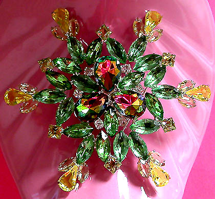 a beautiful vintage costume jewelry brooch unsigned