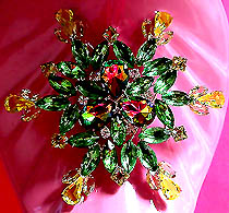 a beautiful vintage costume jewelry Brooch unsigned