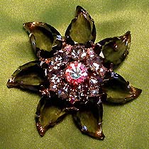 a beautiful vintage costume jewelry Brooch unsigned