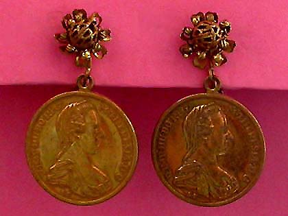 a beautiful VINTAGE COSTUME ESTATE ANTIQUE JEWELRY EARRINGS unsigned