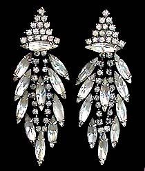 a beautiful VINTAGE COSTUME ESTATE ANTIQUE JEWELRY EARRINGS unsigned