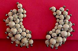 a beautiful vintage costume jewelry Weiss earrings unsigned