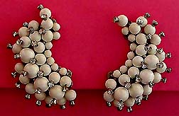 a beautiful vintage costume jewelry Weiss earrings unsigned