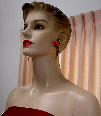 a beautiful VINTAGE COSTUME ESTATE ANTIQUE JEWELRY EARRINGS unsigned