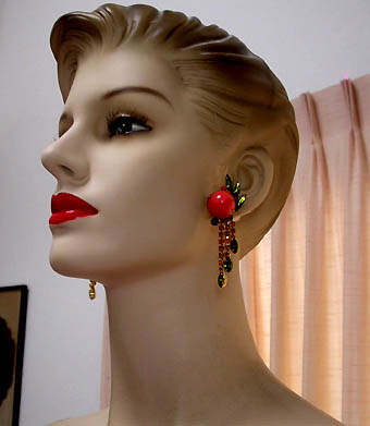 a beautiful VINTAGE COSTUME ESTATE ANTIQUE JEWELRY EARRINGS unsigned