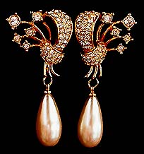 a beautiful vintage costume jewelry Weiss earrings unsigned