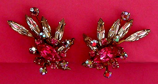 a beautiful VINTAGE COSTUME ESTATE ANTIQUE JEWELRY EARRINGS unsigned