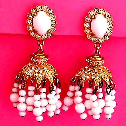 a beautiful VINTAGE COSTUME ESTATE ANTIQUE JEWELRY EARRINGS unsigned