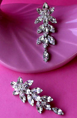 a beautiful VINTAGE COSTUME ESTATE ANTIQUE JEWELRY EARRINGS unsigned