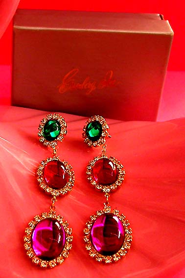 a beautiful VINTAGE COSTUME ESTATE ANTIQUE JEWELRY EARRINGS unsigned