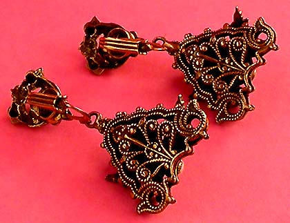 a beautiful VINTAGE COSTUME ESTATE ANTIQUE JEWELRY EARRINGS unsigned