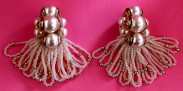 a beautiful VINTAGE COSTUME ESTATE ANTIQUE JEWELRY EARRINGS unsigned