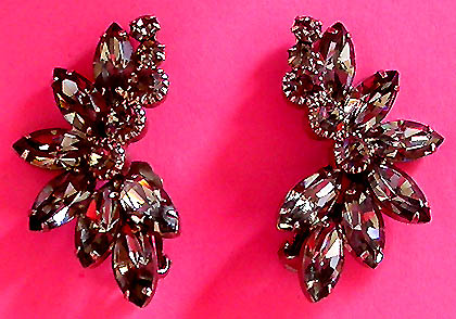 a beautiful VINTAGE COSTUME ESTATE ANTIQUE JEWELRY EARRINGS unsigned