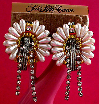 a beautiful VINTAGE COSTUME ESTATE ANTIQUE JEWELRY EARRINGS unsigned