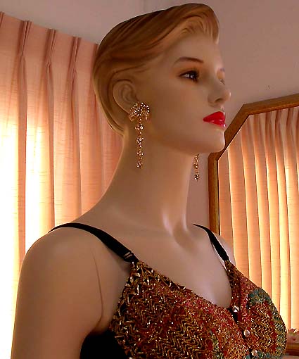 a beautiful VINTAGE COSTUME ESTATE ANTIQUE JEWELRY EARRINGS unsigned