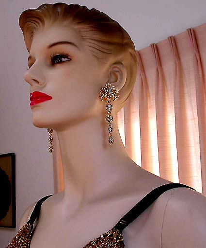 a beautiful VINTAGE COSTUME ESTATE ANTIQUE JEWELRY EARRINGS unsigned