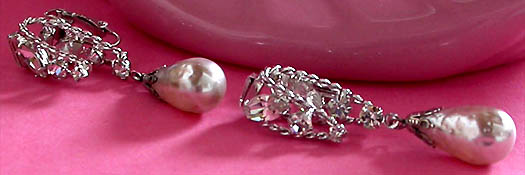 a beautiful VINTAGE COSTUME ESTATE ANTIQUE JEWELRY EARRINGS unsigned
