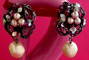 a beautiful VINTAGE COSTUME ESTATE ANTIQUE JEWELRY EARRINGS unsigned
