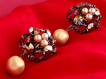 a beautiful VINTAGE COSTUME ESTATE ANTIQUE JEWELRY EARRINGS unsigned