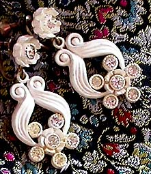 a beautiful VINTAGE COSTUME ESTATE ANTIQUE JEWELRY EARRINGS unsigned