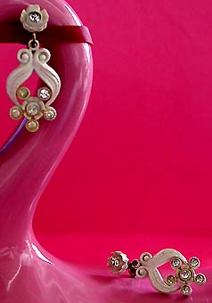 a beautiful VINTAGE COSTUME ESTATE ANTIQUE JEWELRY EARRINGS unsigned
