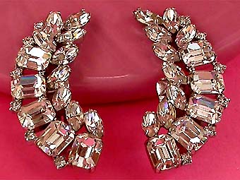 a beautiful VINTAGE COSTUME ESTATE ANTIQUE JEWELRY EARRINGS unsigned