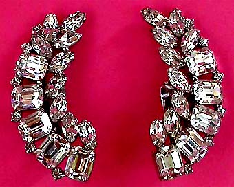 a beautiful VINTAGE COSTUME ESTATE ANTIQUE JEWELRY EARRINGS unsigned