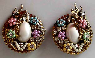 a beautiful VINTAGE COSTUME ESTATE ANTIQUE JEWELRY EARRINGS unsigned