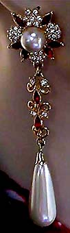 a beautiful VINTAGE COSTUME ESTATE ANTIQUE JEWELRY EARRINGS unsigned