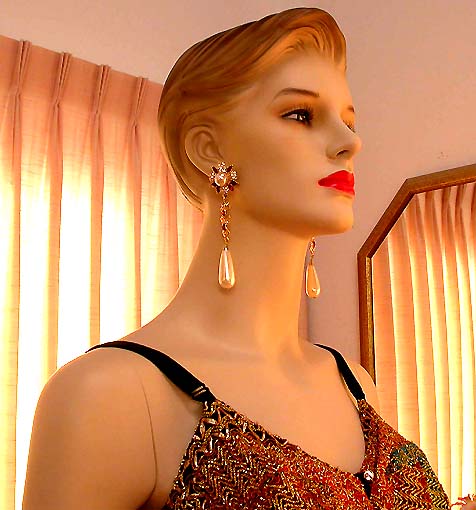a beautiful VINTAGE COSTUME ESTATE ANTIQUE JEWELRY EARRINGS unsigned